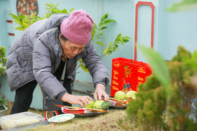 Người dân 'đội mưa rét' đi tảo mộ, mời tổ tiên về đón Tết Nguyên đán- Ảnh 6.