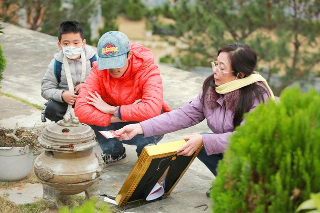 Người dân 'đội mưa rét' đi tảo mộ, mời tổ tiên về đón Tết Nguyên đán- Ảnh 11.