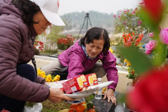 Người dân 'đội mưa rét' đi tảo mộ, mời tổ tiên về đón Tết Nguyên đán- Ảnh 7.