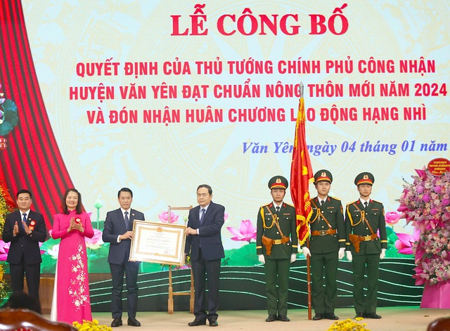 Trao Huân chương Lao động cho huyện nông thôn mới Văn Yên- Ảnh 1.