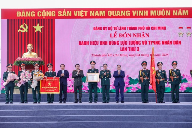 Thủ tướng: Trong đại dịch COVID-19, lực lượng vũ trang TPHCM là điểm tựa trong lòng dân- Ảnh 4.