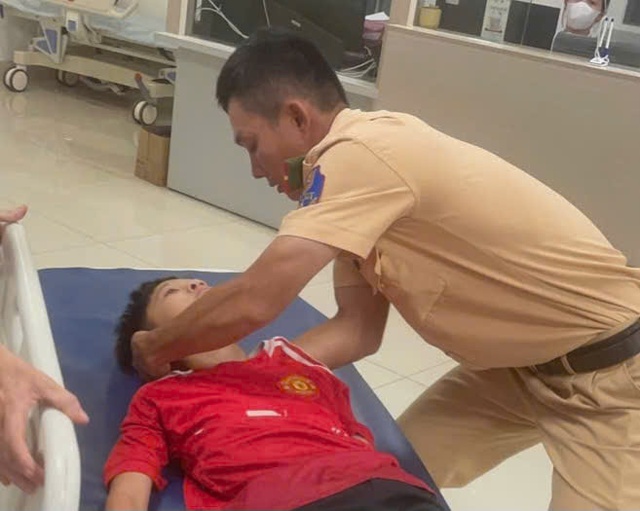 CSGT dùng xe đặc chủng đưa bé 11 tuổi bị xuất huyết não đi cấp cứu- Ảnh 2.