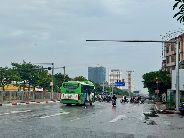 Cập nhật tình hình ngập lụt các tuyến phố Hà Nội sáng 1/10- Ảnh 5.