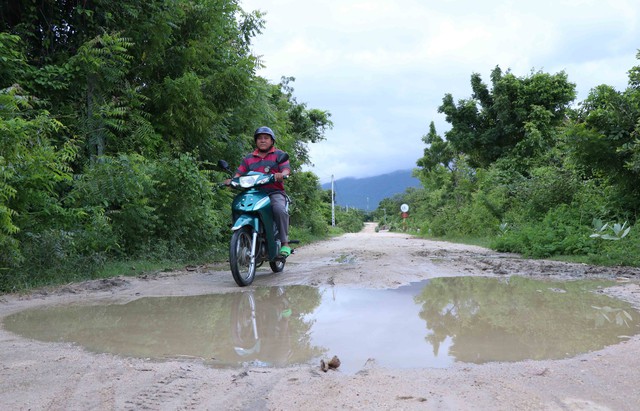 Con đường 'đau khổ' làm nhiều người bị trượt ngã ở Khánh Hoà- Ảnh 3.