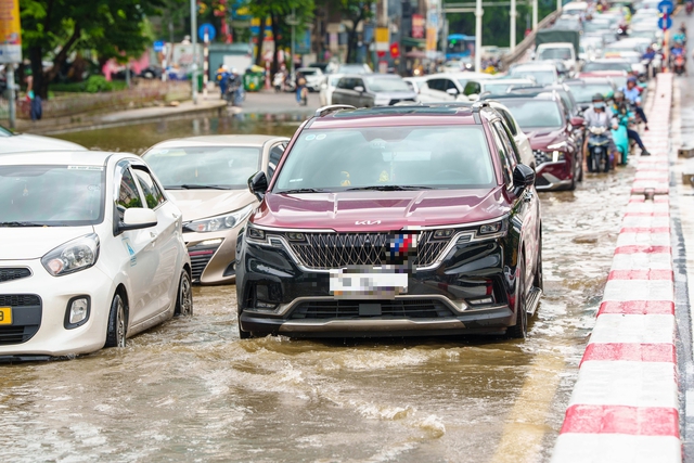Sau cơn mưa lớn, người dân bắt tay vào dọn nhà- Ảnh 3.