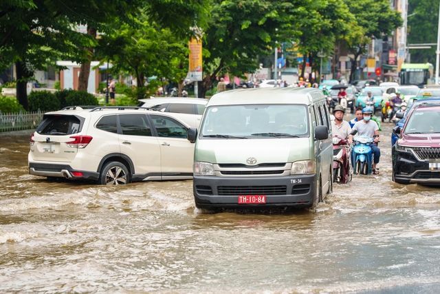 Sau cơn mưa lớn, người dân bắt tay vào dọn nhà- Ảnh 4.
