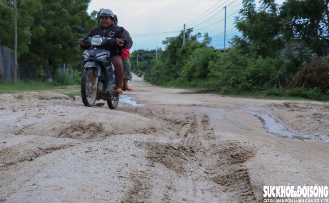 Con đường 'đau khổ' làm nhiều người bị trượt ngã ở Khánh Hoà- Ảnh 5.