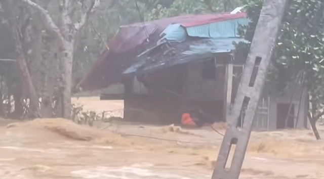 Video: Nghẹt thở khoảnh khắc lực lượng cứu hộ vượt dòng nước xiết cứu 2 cụ già thoát chết- Ảnh 1.