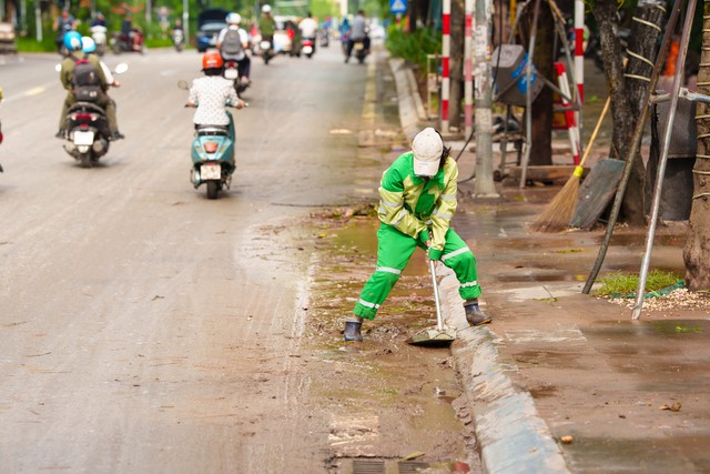 Sau cơn mưa lớn, người dân bắt tay vào dọn nhà- Ảnh 9.