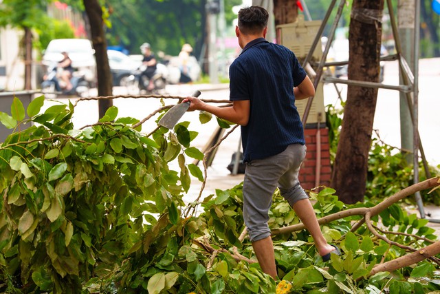 Sau cơn mưa lớn, người dân bắt tay vào dọn nhà- Ảnh 6.