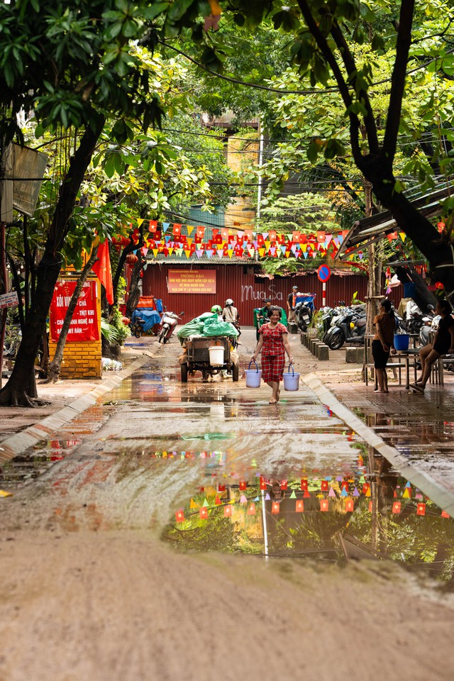 Sau cơn mưa lớn, người dân bắt tay vào dọn nhà- Ảnh 5.