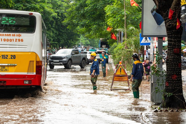 Sau cơn mưa lớn, người dân bắt tay vào dọn nhà- Ảnh 1.