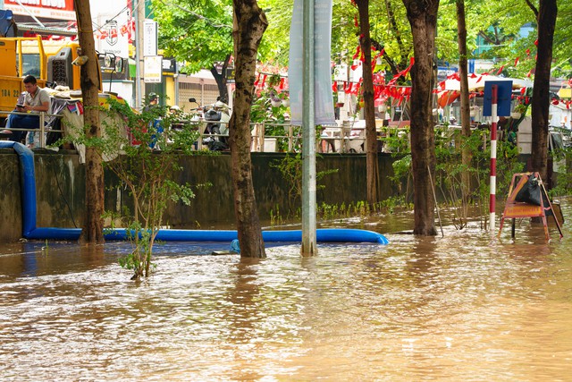 Sau cơn mưa lớn, người dân bắt tay vào dọn nhà- Ảnh 2.