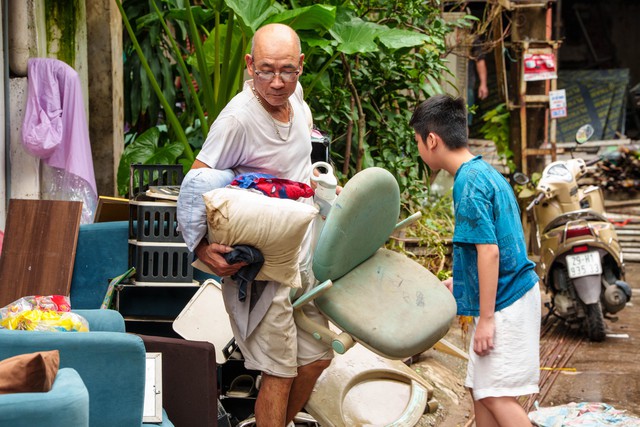 Sau cơn mưa lớn, người dân bắt tay vào dọn nhà- Ảnh 8.