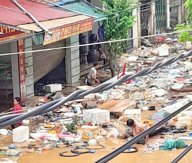 Sau lũ, bùn và rác ngập ngụa trên các phố của Lào Cai- Ảnh 2.