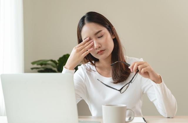 Bác sĩ hướng dẫn quy tắc 20-20-20 giúp bảo vệ mắt khỏi ‘hội chứng màn hình’- Ảnh 1.