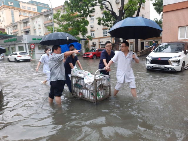 Bệnh viện bị ảnh hưởng bởi mưa bão, hàng chục bệnh nhân được cấp cứu kịp thời- Ảnh 1.