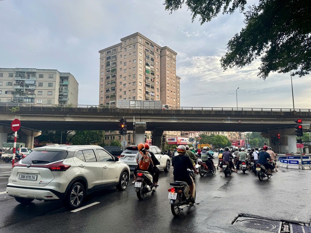 Cập nhật tình hình ngập lụt các tuyến phố Hà Nội sáng 1/10- Ảnh 4.