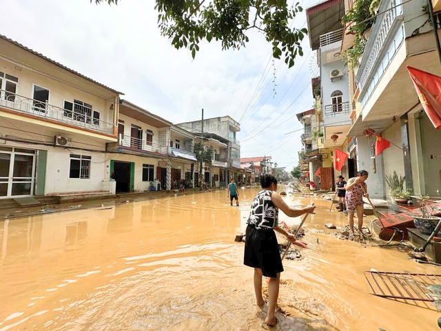 Sau lũ, bùn và rác ngập ngụa trên các phố của Lào Cai- Ảnh 1.