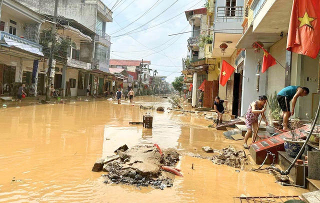 Sau lũ, bùn và rác ngập ngụa trên các phố của Lào Cai- Ảnh 3.