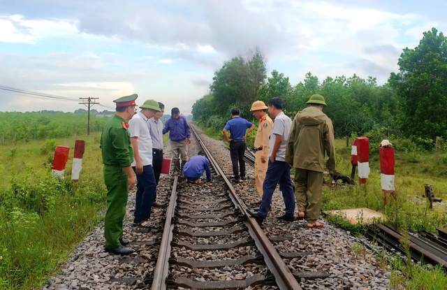 Đóng lối đi tự mở nguy hiểm trên tuyến đường sắt Bắc - Nam qua Quảng Trị- Ảnh 2. Đóng lối đi tự mở nguy hiểm trên tuyến đường sắt Bắc - Nam qua Quảng Trị- Ảnh 2.
