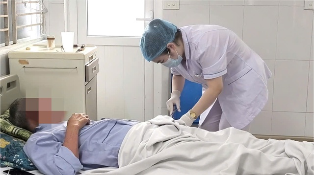 Nhiều người mắc sốt xuất huyết nguy kịch trong mùa mưa bão- Ảnh 3. Nhiều người mắc sốt xuất huyết nguy kịch trong mùa mưa bão- Ảnh 3.