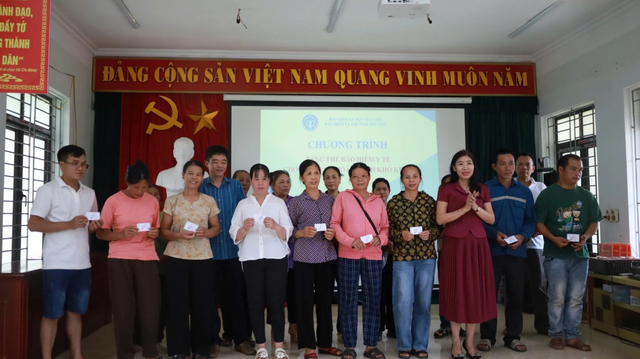 Phú Thọ tăng cường an sinh xã hội: 100% hộ nghèo, hộ cận nghèo được hỗ trợ tham gia bảo hiểm y tế- Ảnh 1. Phú Thọ tăng cường an sinh xã hội: 100% hộ nghèo, hộ cận nghèo được hỗ trợ tham gia bảo hiểm y tế- Ảnh 1.