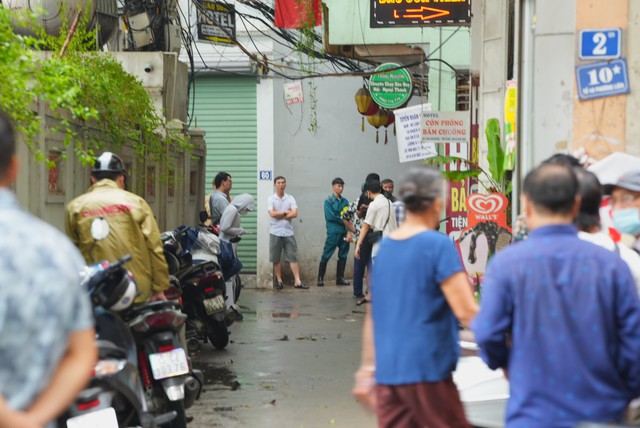 Nhân chứng vụ cháy khiến 5 người trong 1 gia đình tử vong: Dùng mấy chục bình cứu hỏa nhưng không dập được vì cháy quá to- Ảnh 1. Nhân chứng vụ cháy khiến 5 người trong 1 gia đình tử vong: Dùng mấy chục bình cứu hỏa nhưng không dập được vì cháy quá to- Ảnh 1.