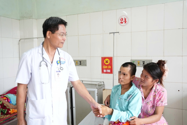 Hồi phục kỳ diệu sau 5 ca phẫu thuật, nạn nhân vụ xe tải lao vào chợ xuất viện- Ảnh 1.
