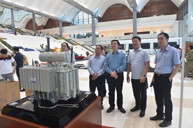Phó Thủ tướng kiểm tra công tác tổ chức Triển lãm chào mừng Đại hội đại biểu Đảng bộ Chính phủ- Ảnh 2. Phó Thủ tướng kiểm tra công tác tổ chức Triển lãm chào mừng Đại hội đại biểu Đảng bộ Chính phủ- Ảnh 2.