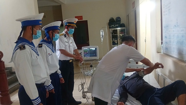 Quân y đảo Trường Sa điều trị cho ngư dân bị sốt virus, có dấu hiệu bội nhiễm phổi- Ảnh 2.