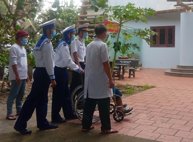Quân y đảo Trường Sa điều trị cho ngư dân bị sốt virus, có dấu hiệu bội nhiễm phổi- Ảnh 1.