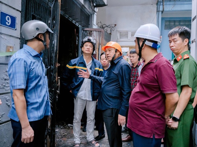 Chủ tịch Hà Nội yêu cầu khẩn trương khắc phục hậu quả, điều tra nguyên nhân vụ cháy khiến 5 người tử vong- Ảnh 2. Chủ tịch Hà Nội yêu cầu khẩn trương khắc phục hậu quả, điều tra nguyên nhân vụ cháy khiến 5 người tử vong- Ảnh 2.