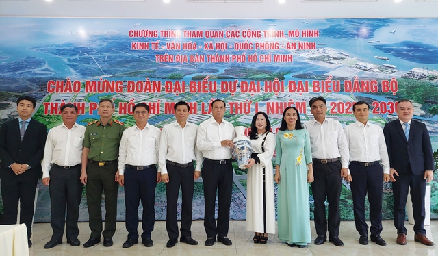 Đoàn đại biểu Đại hội Đảng bộ TPHCM phấn khởi khi 'mục sở thị' cảng quốc tế Gemalink và KCN chuyên sâu Phú Mỹ 3- Ảnh 3.