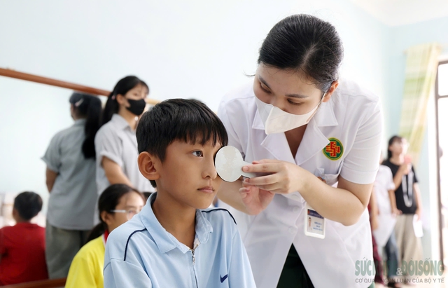 Học sinh đặc khu Cô Tô được khám mắt và phát thuốc miễn phí trong chương trình 'Trăng thu Biên cương'- Ảnh 3.