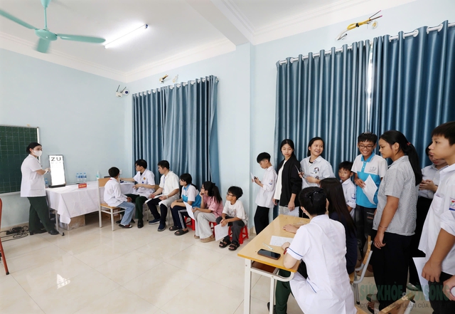 Học sinh đặc khu Cô Tô được khám mắt và phát thuốc miễn phí trong chương trình 'Trăng thu Biên cương'- Ảnh 4.