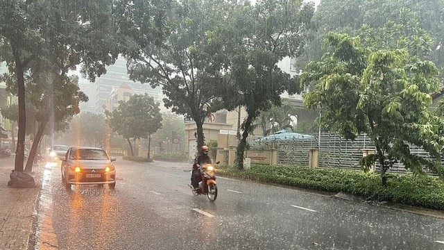 Miền Bắc ngày nắng, chiều tối có mưa dông rải rác- Ảnh 2.