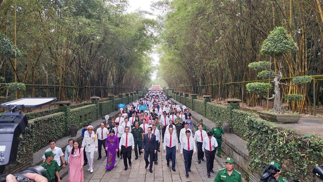 Lãnh đạo và 550 đại biểu Đại hội Đảng bộ TPHCM lần thứ I dâng hương tưởng niệm các Vua Hùng- Ảnh 1. Lãnh đạo và 550 đại biểu Đại hội Đảng bộ TPHCM lần thứ I dâng hương tưởng niệm các Vua Hùng- Ảnh 1.