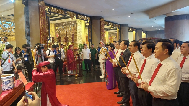 Lãnh đạo và 550 đại biểu Đại hội Đảng bộ TPHCM lần thứ I dâng hương tưởng niệm các Vua Hùng- Ảnh 2. Lãnh đạo và 550 đại biểu Đại hội Đảng bộ TPHCM lần thứ I dâng hương tưởng niệm các Vua Hùng- Ảnh 2.