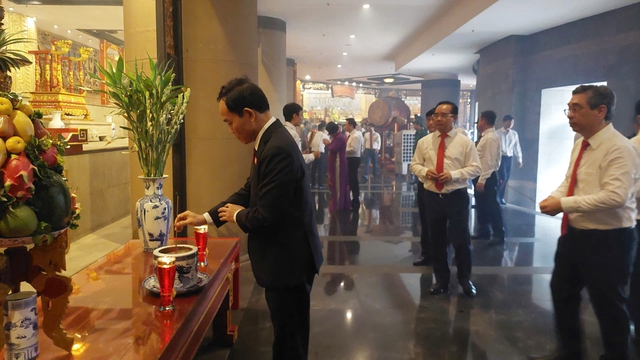 Lãnh đạo và 550 đại biểu Đại hội Đảng bộ TPHCM lần thứ I dâng hương tưởng niệm các Vua Hùng- Ảnh 3. Lãnh đạo và 550 đại biểu Đại hội Đảng bộ TPHCM lần thứ I dâng hương tưởng niệm các Vua Hùng- Ảnh 3.