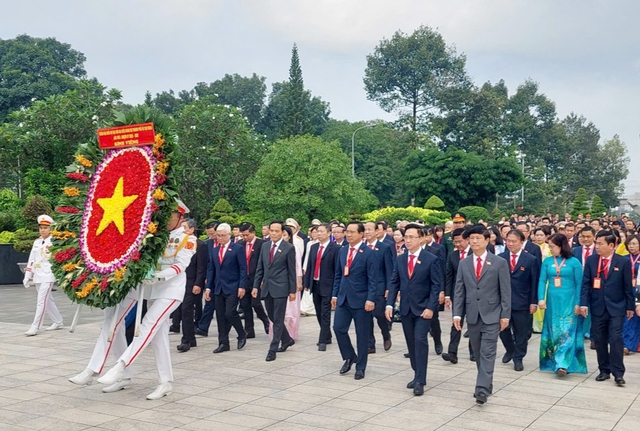 Đại biểu dự Đại hội Đảng bộ TPHCM dâng hương tưởng niệm Anh hùng Liệt sĩ trước giờ khai mạc phiên trù bị- Ảnh 2.