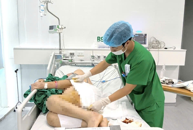 Chủ quan với 2 nốt mụn nhọt, cụ ông 76 tuổi sốc nhiễm khuẩn, hoại tử vùng đùi- Ảnh 2.