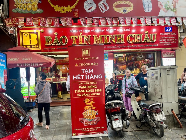 Giá vàng ngày 13/10 tăng, người dân đổ đi mua, nhiều cửa hàng treo biển 'tạm hết hàng'!- Ảnh 2.