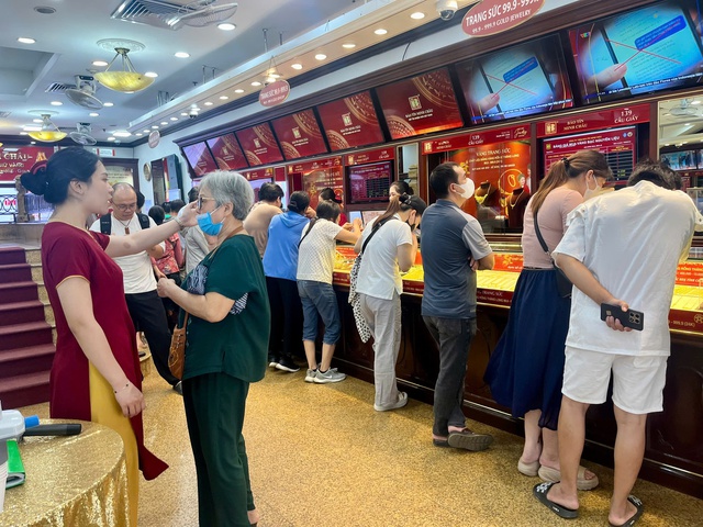 Giá vàng ngày 13/10 tăng, người dân đổ đi mua, nhiều cửa hàng treo biển 'tạm hết hàng'!- Ảnh 4.
