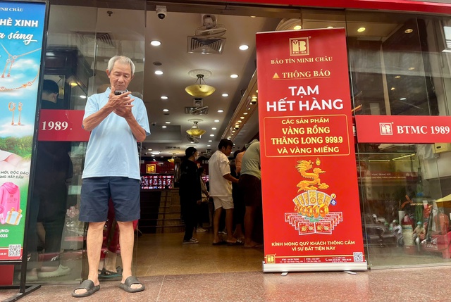 Giá vàng ngày 13/10 tăng, người dân đổ đi mua, nhiều cửa hàng treo biển 'tạm hết hàng'!- Ảnh 3.