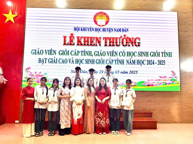 Trường THPT Mai Hắc Đế: 20 năm thử lửa thành vàng- Ảnh 2. Trường THPT Mai Hắc Đế: 20 năm thử lửa thành vàng- Ảnh 2.