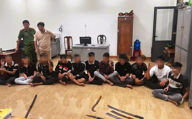 Ngăn chặn kịp thời nhóm thanh thiếu niên mang dao đi đánh nhau- Ảnh 1.