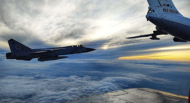 'Sát thủ trên không' MiG-31I tung đòn tên lửa tầm xa vào Ukraine- Ảnh 1.