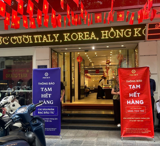 Giá vàng ngày 13/10 tăng, người dân đổ đi mua, nhiều cửa hàng treo biển 'tạm hết hàng'!- Ảnh 5.