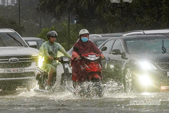Hà Nội lại mưa lớn đúng giờ cao điểm, Trung Bộ và Nam Bộ có mưa rào rải rác- Ảnh 2. Hà Nội lại mưa lớn đúng giờ cao điểm, Trung Bộ và Nam Bộ có mưa rào rải rác- Ảnh 2.
